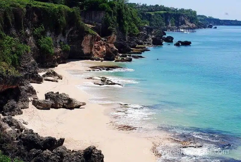 Promenade sur la plage de la péninsule sud de Bali