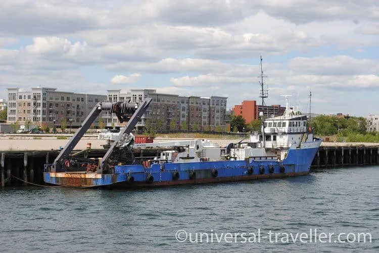 Un Barco De Recogida De Basura.