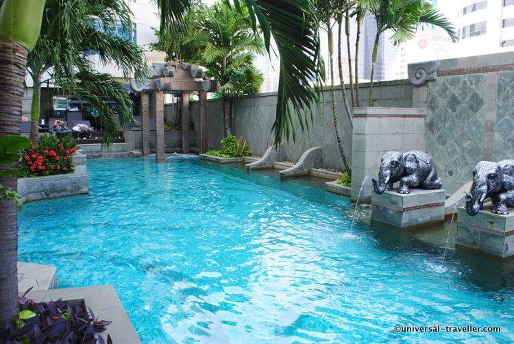 La Hermosa Piscina Del Majestic Grande Bangkok. ¡Este Es Mi Lugar Favorito Del Hotel!