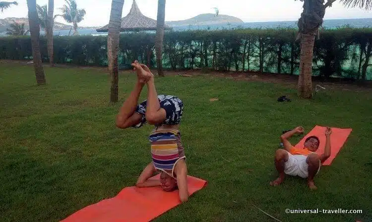 Yo Haciendo Yoga Por Primera Vez. El Instructor Es, Por Cierto, El Hombre Que Acaba De Caer.