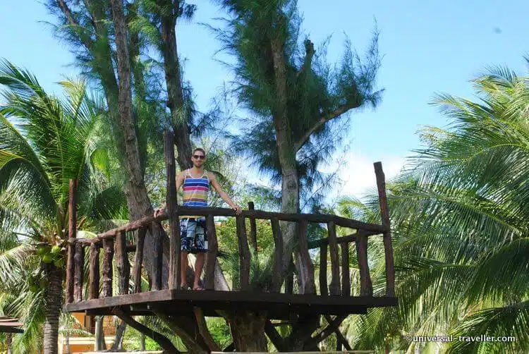 Le Complexe Dispose D'une Aire De Jeux Pour Les Enfants, Notamment Une Cabane Dans Les Arbres Avec Vue Sur Un Petit Lac. Pendant Un Instant, J'éTais à Nouveau Un Enfant :)