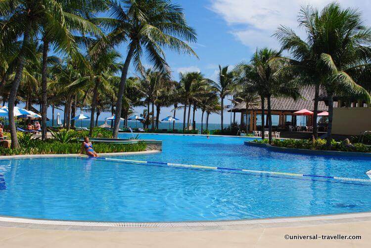 La Piscina Es Enorme, Justo Al Lado De La Playa Y Rodeada De Palmeras. ¡Un SueñO!