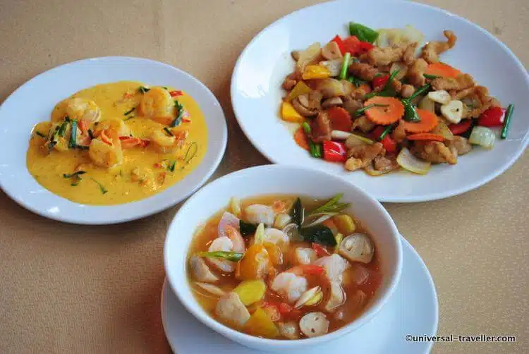 Der Koch Zeigte Mir, Wie Man Gebratenes Huhn Mit Cashewnüssen, Tom Yam Koong (Thailändische Garnelensuppe) Und Panang Koong, Ein Thailändisches Curry Mit Garnelen, Zubereitet.