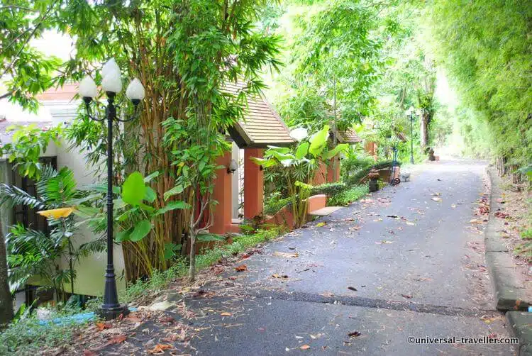 Das Ist Die Kleine Straße, Die Die Villen Mit Den Anderen Einrichtungen Des Resorts Verbindet.
