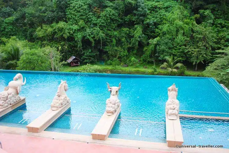 A Piscina É Espantosa Com Vista Sobre A Selva E Um Pequeno Lago.