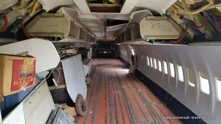 Avion Abandonné Bali. Regarde Cet Avion Abandonné à Bali, à CôTé De Dunkin Donuts.