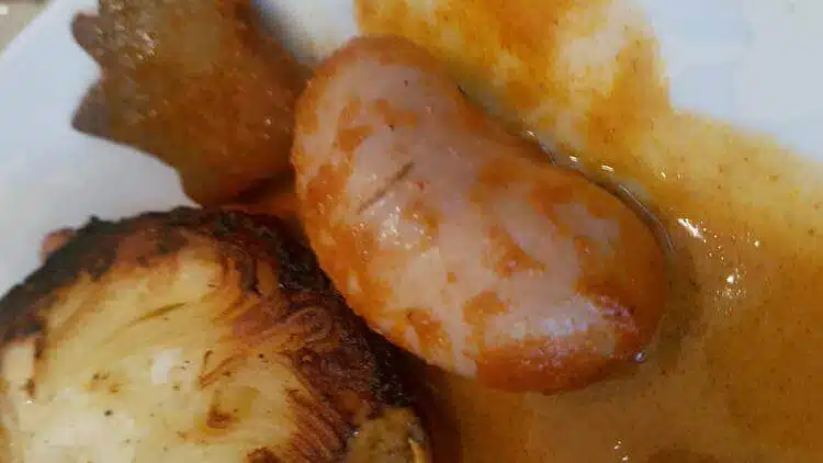 Weinverkostung Mit Ungarischen Weinen Und Wurstwaren Bei Einem Halt Der Budapest Food Tour