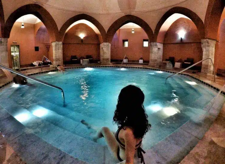 Verziertes Thermalhallenbad In Den Historischen Veli Bej Bädern In Budapest