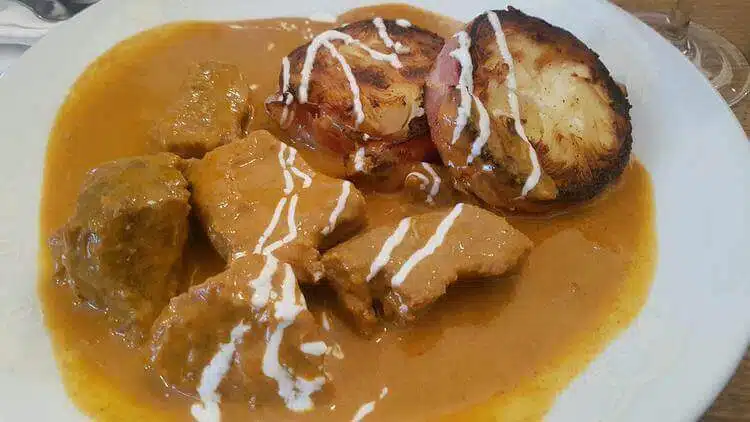 Verkostung Traditioneller Ungarischer Straßengerichte Während Einer Geführten Dinner Walk Food Tour In Budapest