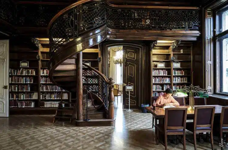 Prunkvoller Lesesaal Mit Kronleuchtern Und Hölzernen Bücherregalen In Der Szabó Ervin Bibliothek In Budapest