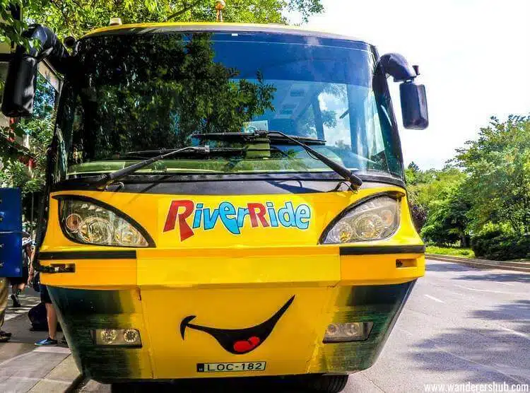 Der Amphibische Riverride-Bus Spritzt Während Einer Sightseeing-Tour Durch Budapest In Die Donau