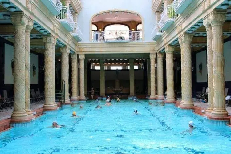 Lo Que Hay Que Hacer En Budapest - Balneario Y BañO Gellert
