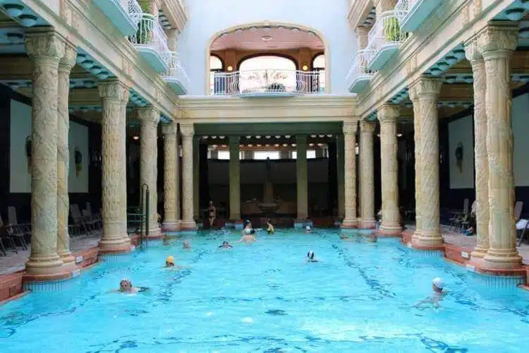 Ornamentales Jugendstil-Hallenbad Und Säulen Im Gellért Thermalbad Und Spa In Budapest