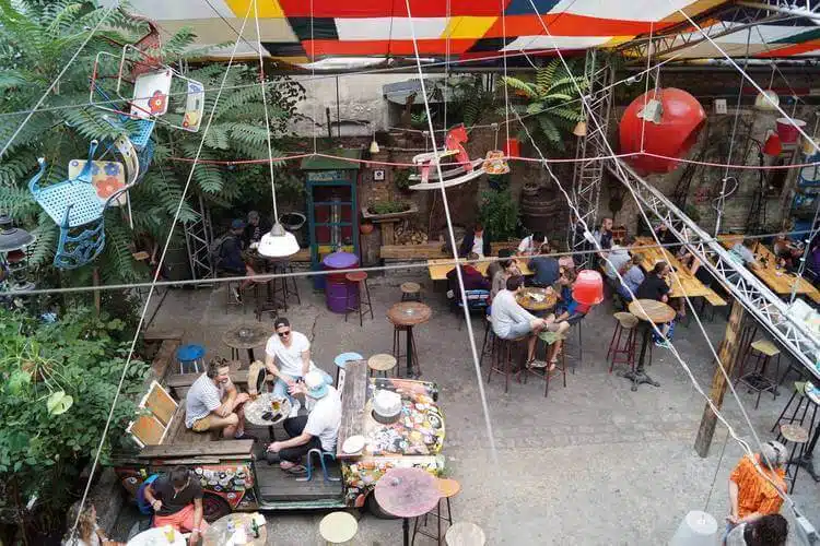 Eklektisches Vintage-Dekor Und Buntes Interieur Einer Berühmten Ruinenbar In Budapest