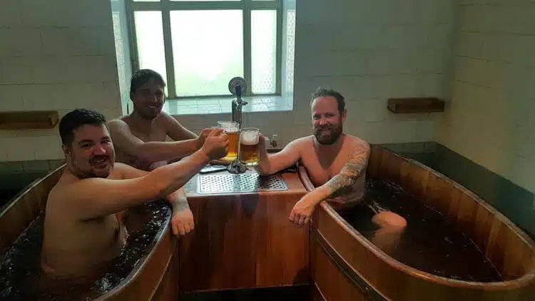 In Warmen Thermalbecken Entspannen Und Dabei Craft Beer Im Thermal Beer Spa In Budapest Genießen