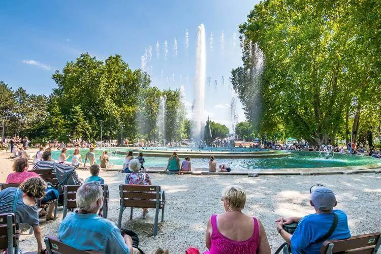 Grüne Parkanlagen Und Spazierwege Auf Der Margareteninsel Inmitten Der Donau In Budapest
