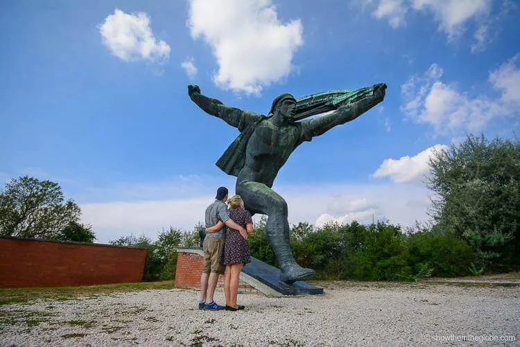 Besucher Spazieren Zwischen Riesigen Statuen Aus Der Kommunistischen Ära Im Memento Park Außerhalb Von Budapest
