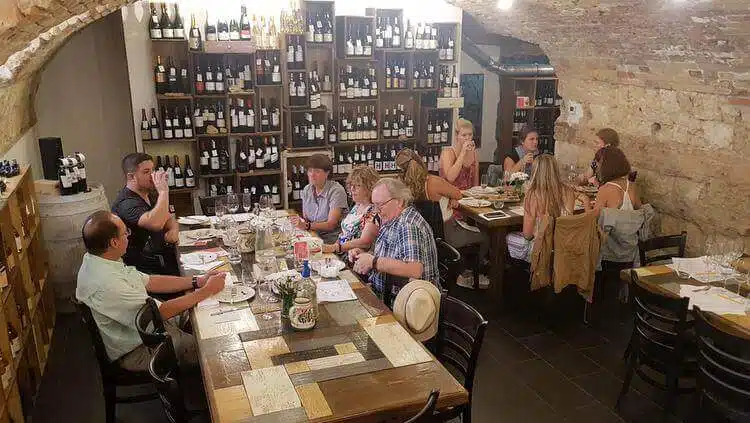 Ungarische Weinverkostung Mit Fünf Verschiedenen Weinen Im Tasting Table Wine Shop In Budapest
