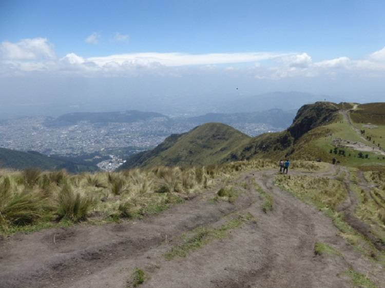 Ecuadorianische Sehenswürdigkeiten Nimm Die Seilbahn Und Wandere Auf Den Gipfel Des Vulkans Pichincha