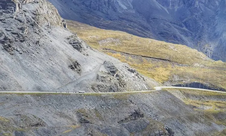 Paseo En Bicicleta Por La Carretera De La Muerte En Bolivia