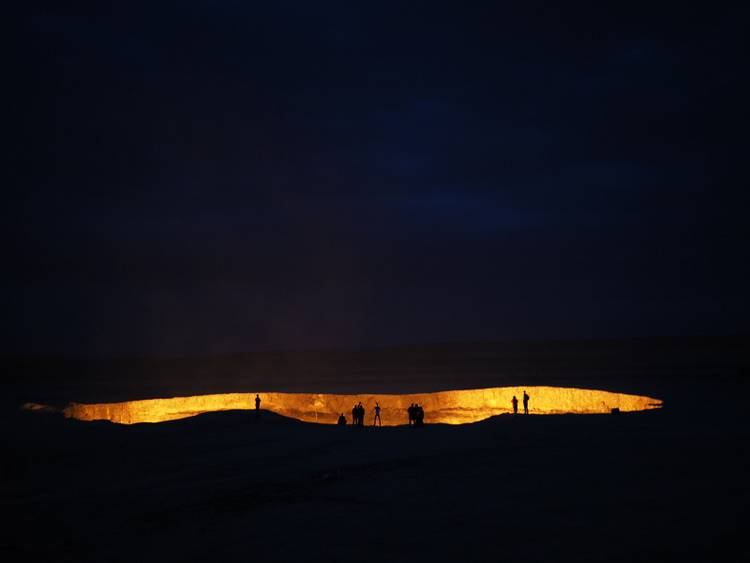 Campeggio Nel Cratere Di Gas Di Darvaza In Turkmenistan