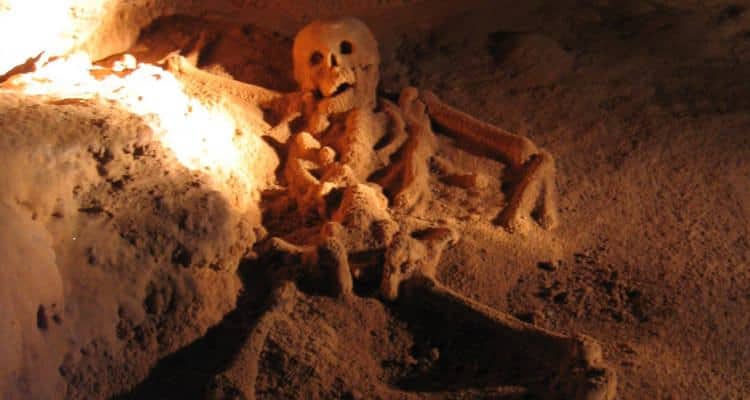 La spéléologie dans la grotte ATM du Belize avec des restes de sacrifices humains