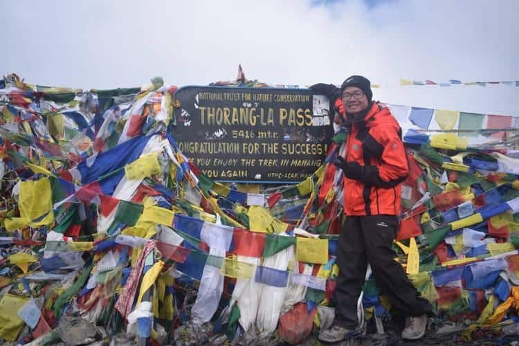 Foto na passagem de Thorong La, a passagem de montanha mais alta do mundo no circuito Annapurna