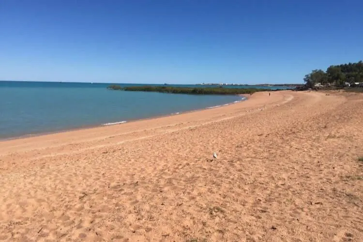 Spiaggia In Australia Occidentale Due Viaggiatori Alti Idee Di Vita In Furgone