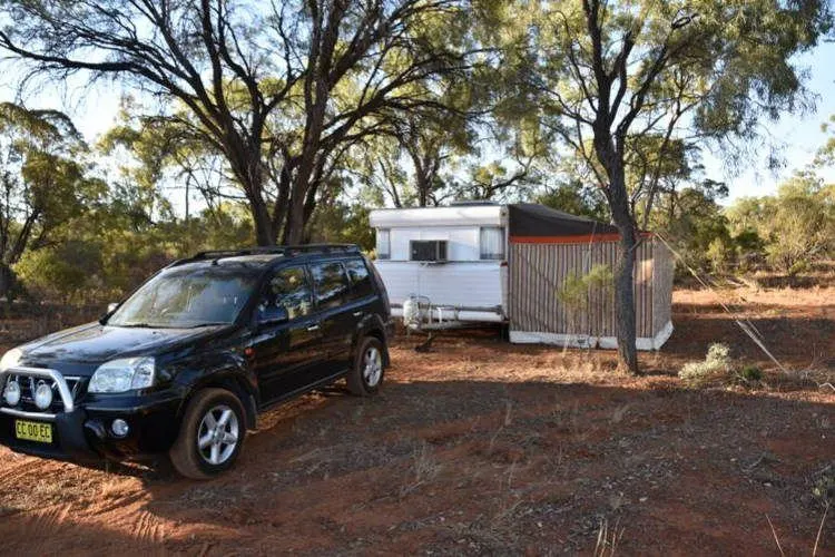 Aconselhamento De Carro E Caravana Dois Viajantes Elevados