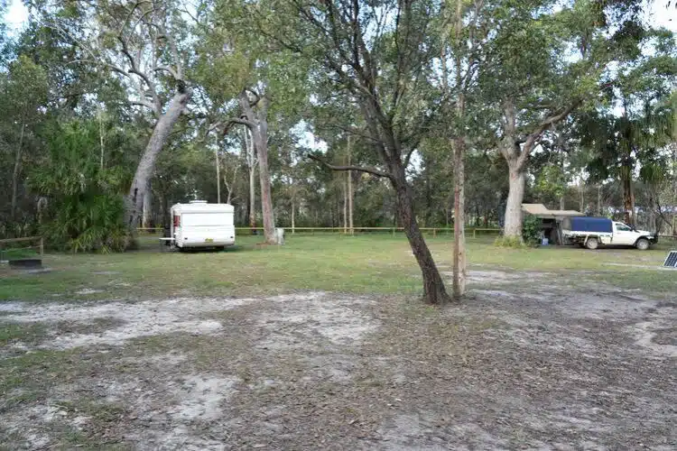 Caravan In Nationaal Park Camping Twee Lange Reizigers Dingen Die Je Nodig Hebt Om In Een Busje Te Wonen