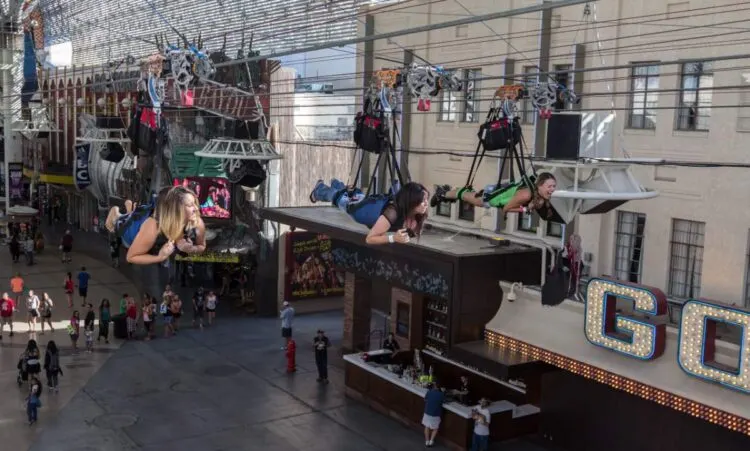 Gli Zipliners Che Si Muovono In Alto Nel Tunnel Di Fremont Street