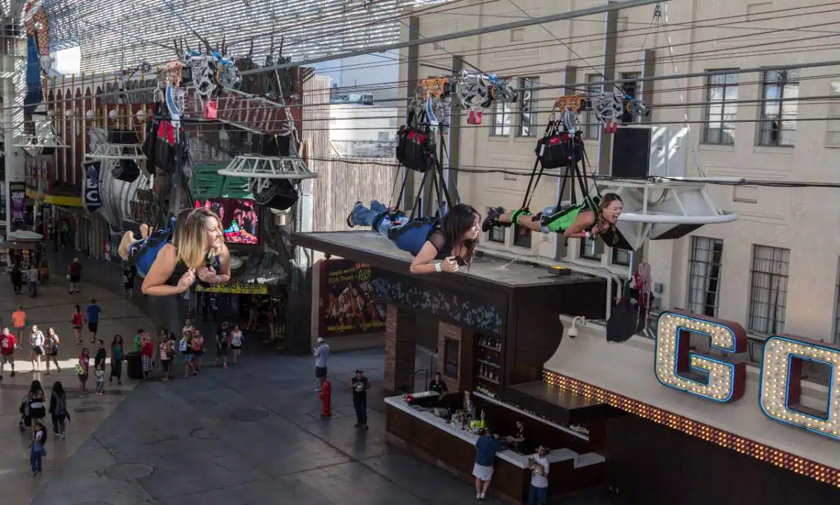 Atch Zipliner Sausen Durch Den Fremont Street Tunnel