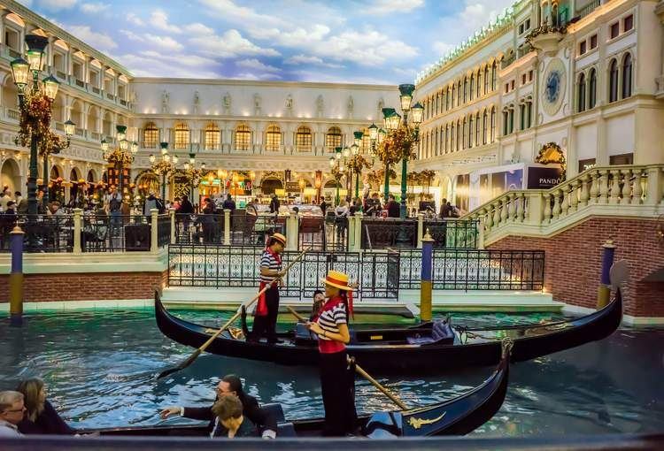 Gondola Ride In Las Vegas Cool Things To Do In Vegas For Cheap