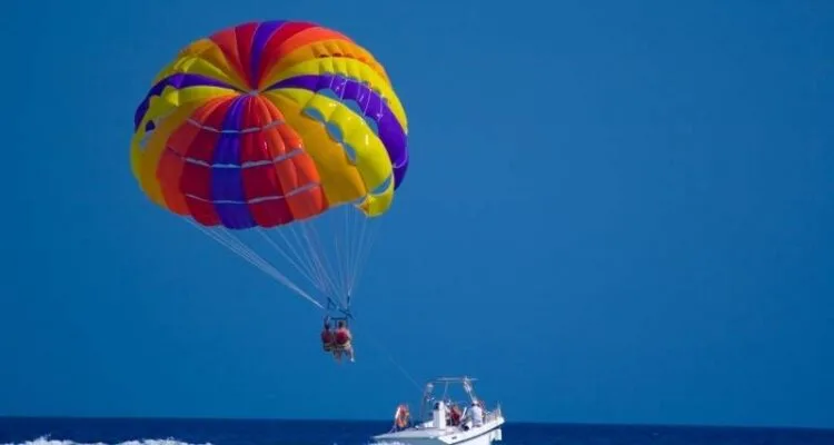 2 Personas Haciendo Parasailing En Manuel Antonio, Costa Rica
