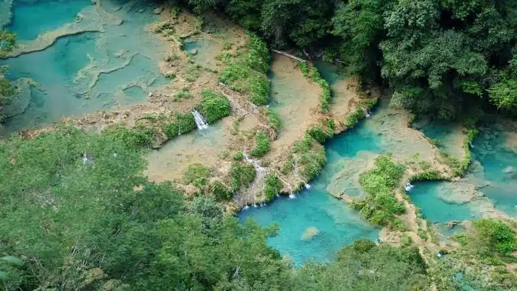 Semuc Champey Natürliche Pools und Höhlen