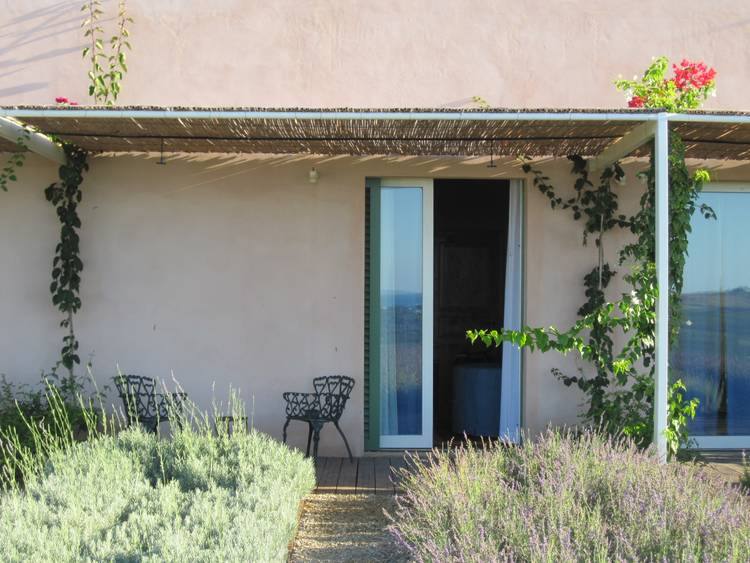 Slaapkamer Terras Bij Le Foresteria Planeta Estate