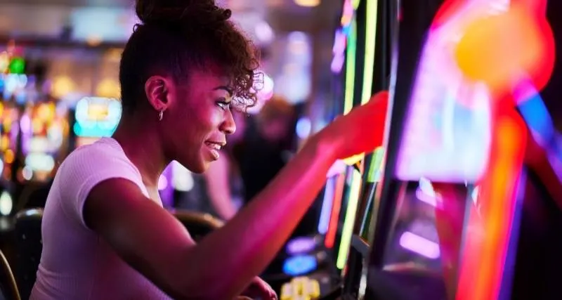 Frauen Beim Glücksspiel In Einem Casino In Las Vegas.