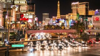 Vista da Strip de Las Vegas à noite.