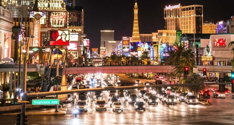 Vue du Strip de Las Vegas la nuit.