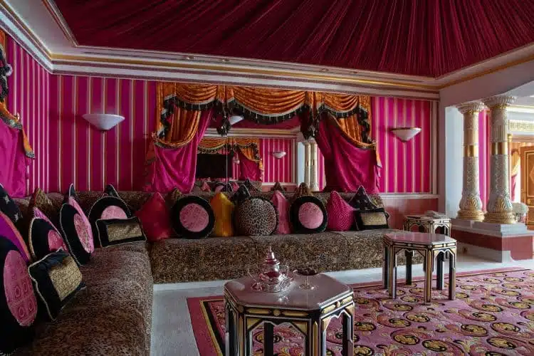 Eine Reise zu den schönsten Hotelzimmern: Sweet Suite Dreams 8 Burj Al Arab - Royal Suite Queen Bedroom Majlis_©Jumeirah Hotels & Resorts
