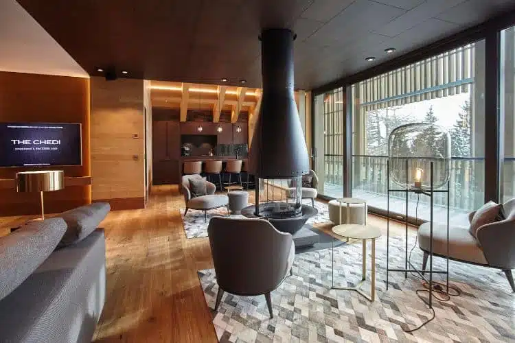 Eine Reise zu den schönsten Hotelzimmern: Sweet Suite Dreams 17 The Chedi Andermatt_Gotthard Suite_Living Room Kamin_(c) The Chedi Andermatt (1)