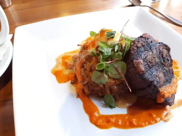 Brunch En El Sobou De Nueva Orleans EspectáCulo De Burlesque De Piernas Y Huevos