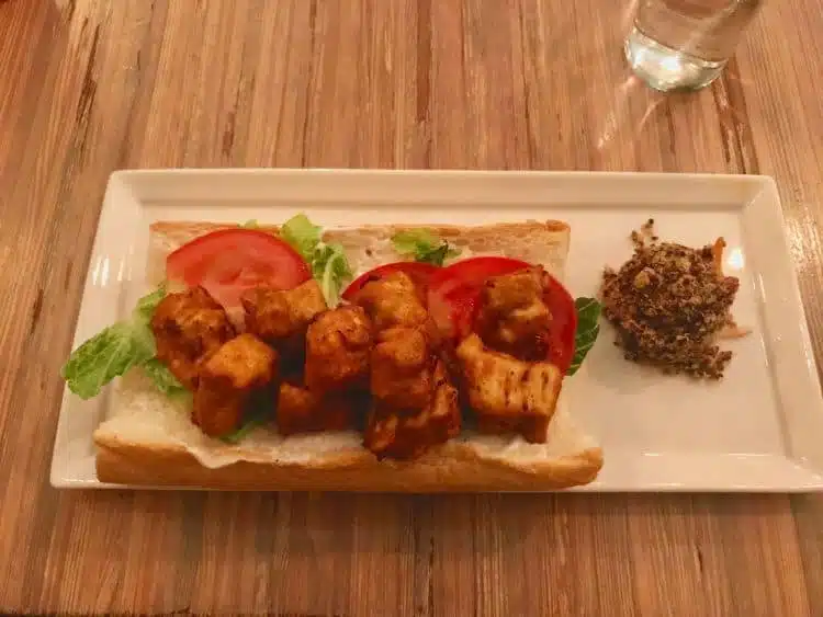 Comer Un SáNdwich Po'boy