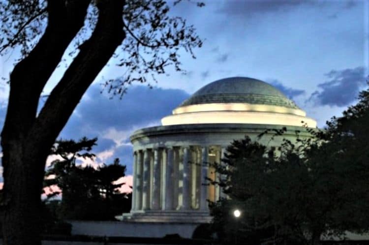 Monumentos A La Luz De La Luna