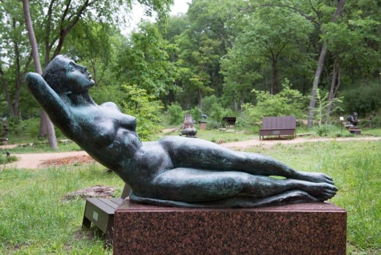 Nimm An Einer Yogastunde Im Umlauf Sculpture Garden Teil Spaßige Aktivitäten In Austin Texas