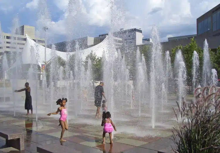 Crown_Center_Square_Fountain_Kansas_City_Mo