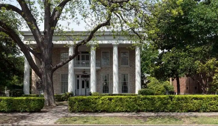 Maak Een Reis Naar Het Verleden In Het Neill-Cochran House Museum