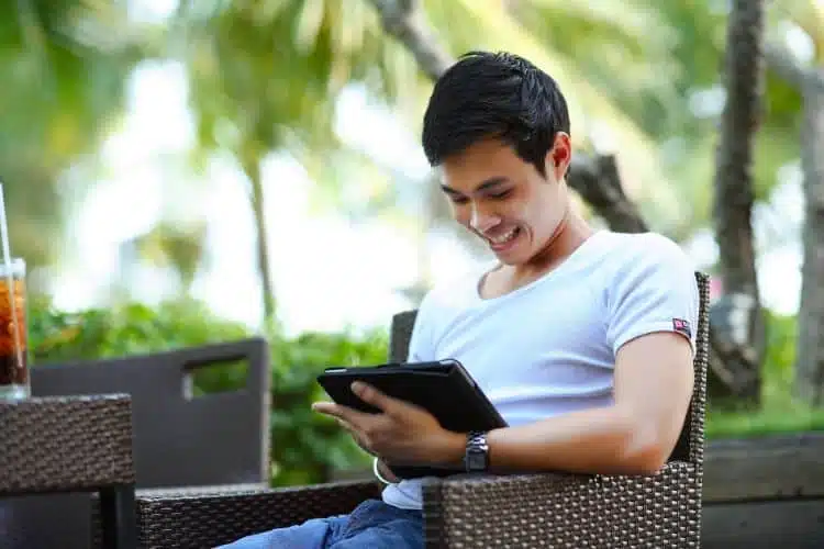 Essential Travel Apps Every Traveler Needs 2 Essential Travel Apps Every Traveler Needs