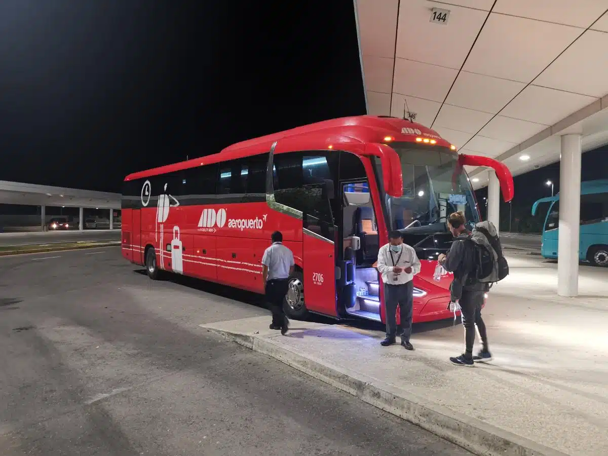 Ado-Terminal-De-Bus-En-El-Aeropuerto-De-Cancun-Mexico