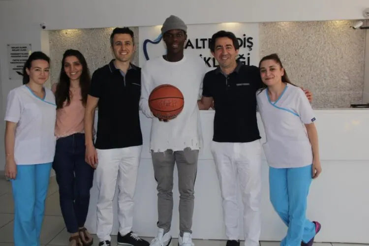 Hollywood Smile Türkei: Lächeln wie die Großen! 7 NBA-Spieler-Dennis-Schroeder-hat-sich-in-Maltepe-Dental-Clinic-behandeln-lassen